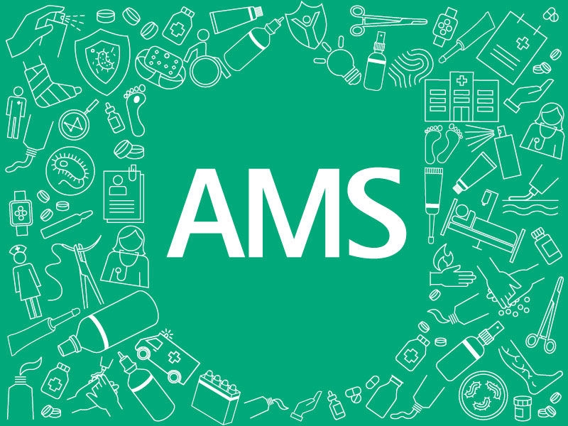 Vihreä grafiikka, jonka keskellä on kirjaimet ”AMS”, jota ympäröivät valkoiset viivakuvakkeet, jotka edustavat lääkkeitä, lääkinnällisiä laitteita, terveydenhuollon symboleja ja sairaalaan liittyviä esineitä, jotka on järjestetty reunojen ympärille.