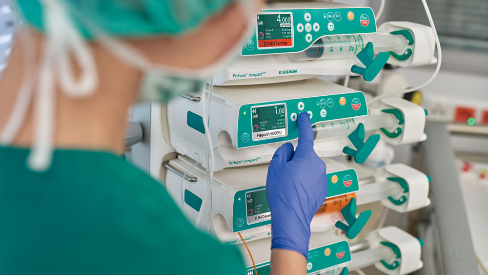 Terveydenhuollon ammattilainen säätää compactplus®-infuusiopumppua