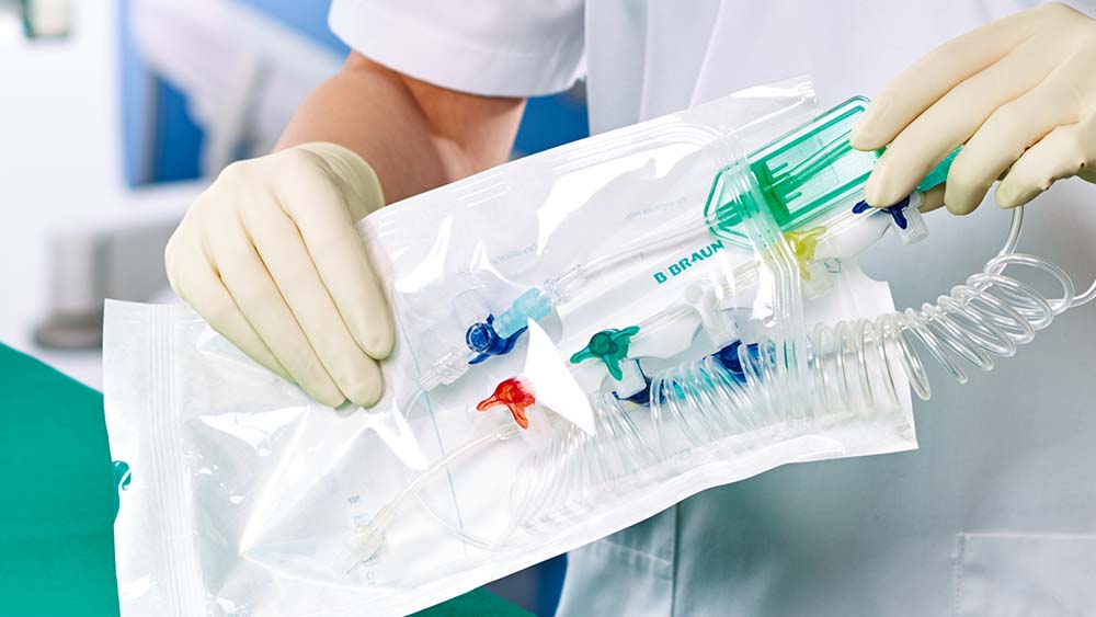 Terveydenhuollon ammattilainen poistaa B. Braunin lääkinnällisen instrumentin steriilistä pakkauksesta.