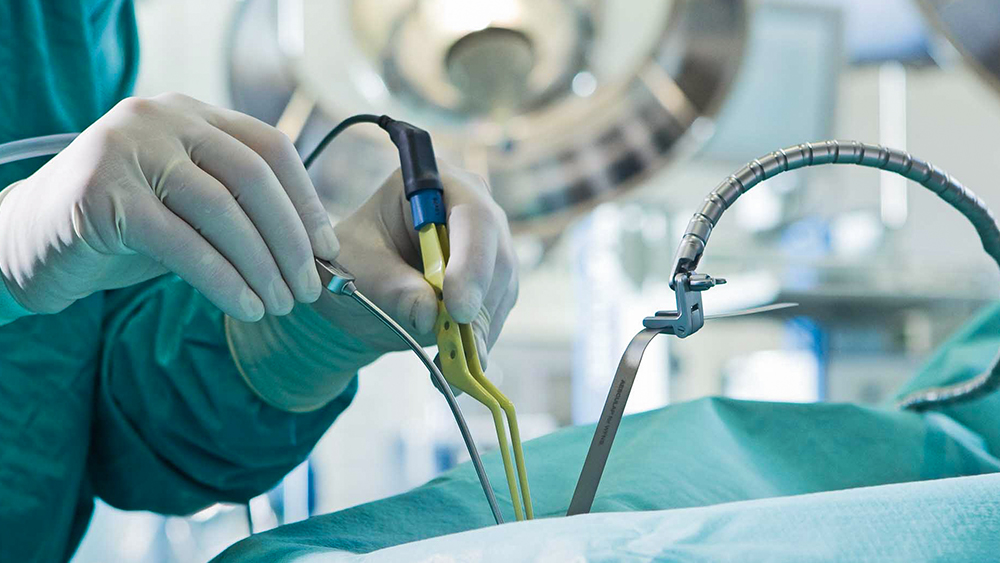 Neurokirurgiset instrumentit käytössä leikkaussalissa