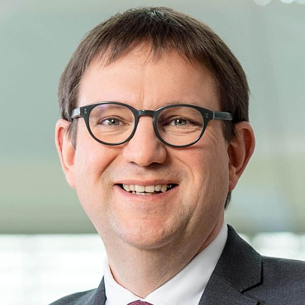 Lähikuva hymyilevästä Stefan Ruppertista. Dr. Stefan Ruppert, hallituksen jäsen, henkilöstö- ja työsuhdejohtaja. 